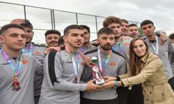 İzmir Ekonomi Üniversitesi erkek futbol takımı Muğla'dan kupayla döndü