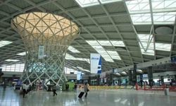 İzmir Adnan Menderes Havalimanı'nda sezon öncesi yoğunluk: Nisanda 1 milyona yakın yolcuya hizmet verdi