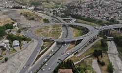 İzmir'de Yeşildere Köprülü Kavşağı, sürücülere adeta 'Survivor'u yaşatıyor: Karmaşa hiç bitmiyor