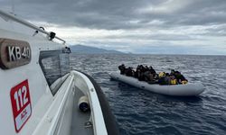 Dikili açıklarında sürüklenen lastik botta 22'si çocuk 47 düzensiz göçmen kurtarıldı
