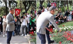 CHP Genel Başkanı Özgür Özel, Anneler Günü'nde Zübeyde Hanım'ın anıt mezarını ziyaret etti