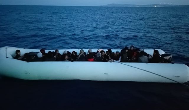 Çeşme açıklarında 34 düzensiz göçmen ve 4 göçmen kaçakçısı yakalandı