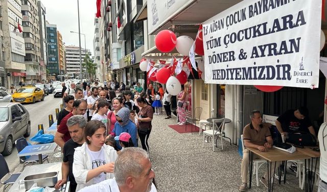 Çocuklar bizim geleceğimiz diyerek İzmir'de 700 çocuğa ücretsiz döner dağıttı
