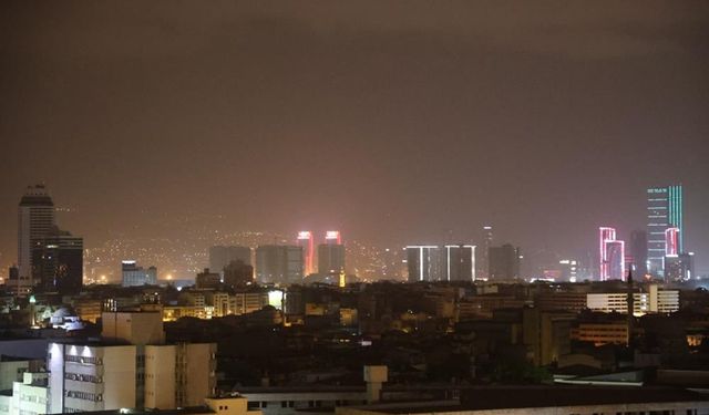 İzmir'de çöl tozu bulutu gece de etkili oldu