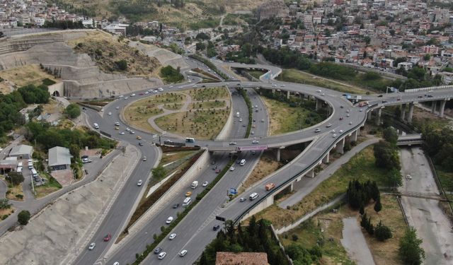 İzmir'de Yeşildere Köprülü Kavşağı, sürücülere adeta 'Survivor'u yaşatıyor: Karmaşa hiç bitmiyor
