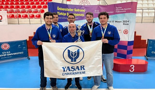 Yaşar Üniversitesi Erkek Satranç Takımı, Türkiye Şampiyonası'nda ikinciliği kapma başarısını gösterdi