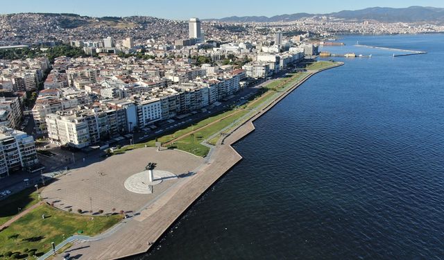İzmir Kordonboyu bayramda boş kalırken Çeşme tatilcilere ev sahipliği yapıyor