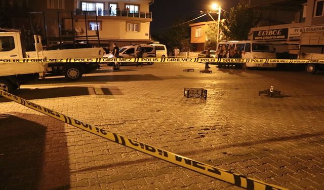 Karabağlar'da Küfür Kavgası: Silah ve Bıçaklar Çekildi, 1'i Ağır 4 Kişi Yaralandı
