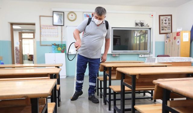 Bayraklı'da Yeni Eğitim Sezonuna Hazırlık: Okullar Dezenfekte Ediliyor!
