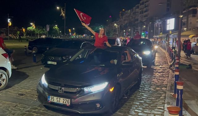 A Milli Futbol Takımı'nın zaferi İzmir sokaklarında coşkuyla kutlandı