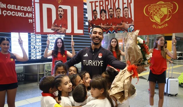 İzmir Olimpiyat Kahramanı Ferhat Arıcan'ı  Coşkuyla Kucakladı