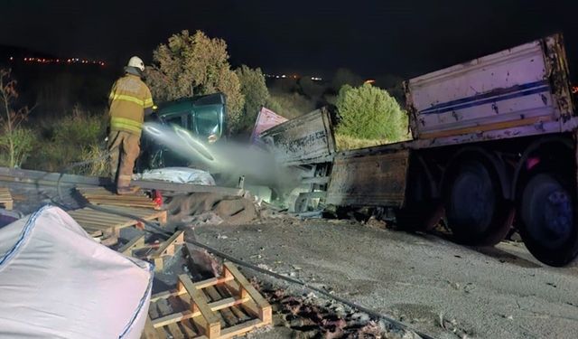 Aliağa'da Feci Kaza! Önce Ata Sonra Tıra Çarptı, Alevlerin İçinde Kaldı