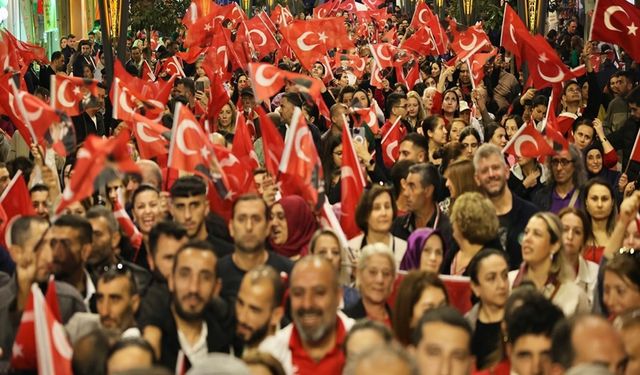 Menemen'de Cumhuriyet Coşkusu: Binlerce Vatandaş Meydanları Doldurdu