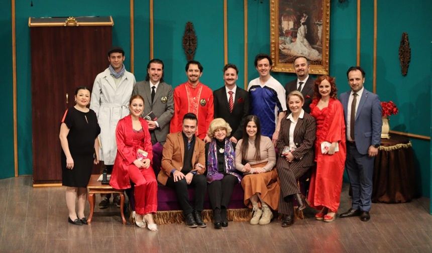 'İkinin Biri' adlı tiyatro oyununun devamı 'İkinin İkisi'ne İzmirlilerden yoğun ilgi