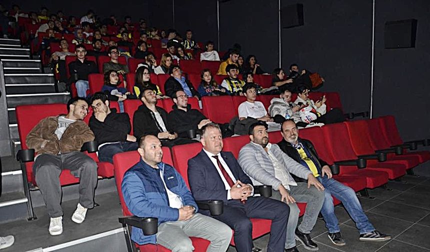 Urla Fenerbahçeliler Derneği, Hatay'da depremzede çocukları 'Zaferin Rengi' filmiyle buluşturdu
