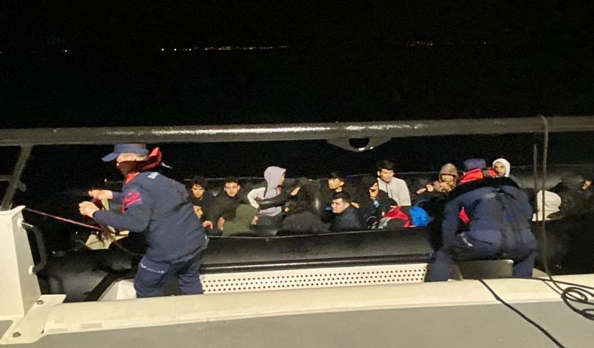 Dikili açıklarında 22 düzensiz göçmen yakalandı