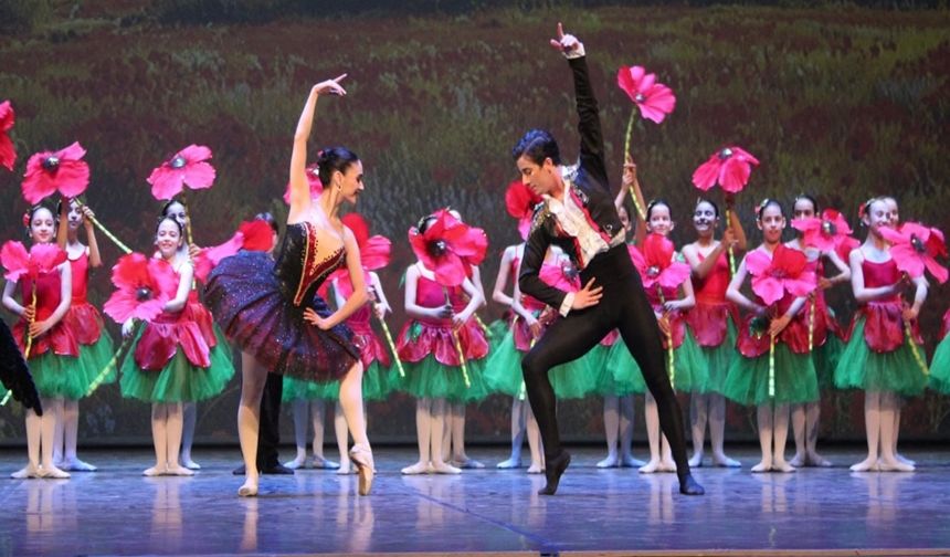 İzmir Devlet Opera ve Balesi'nin 'Çocuk Balesi' gösterisi izleyenleri hayran bıraktı