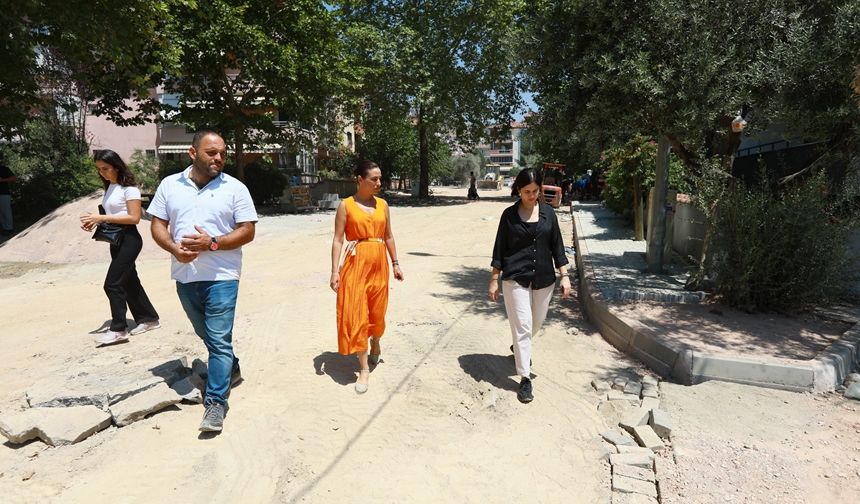 Selçuk'ta Eşref Arna Caddesi'nde Yol Yenileme Çalışmaları Başladı