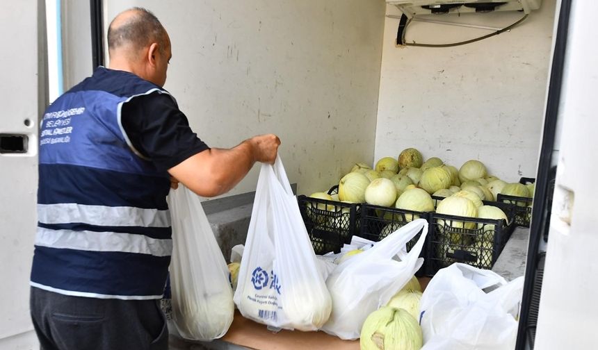 Büyükşehir'den Üreticiye Destek: Tarlada Kalan Kavun Satın Alındı, Vatandaşa Dağıtıldı