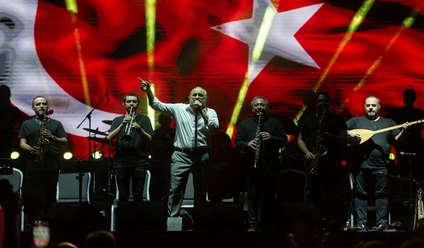 İzmir Enternasyonal Fuarı'nda Müzik ve Dansla Unutulmaz Bir Gece