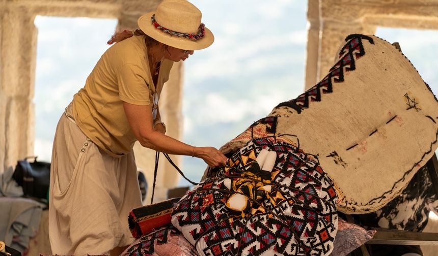 İzmir'den Adıyaman'a Dokunan Sanat: 'Yükü Omuzlayan' Kadınlar