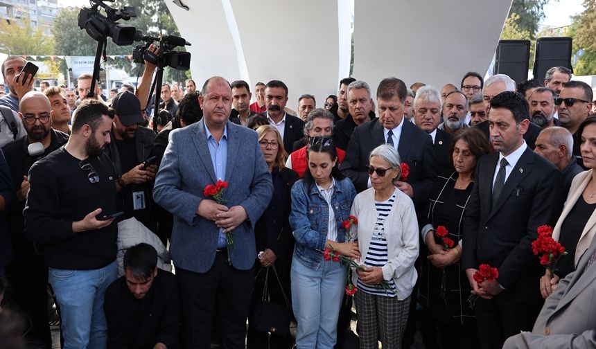 İzmir Depreminin 4. Yılı: 30 Ekim'in Acısı Yeniden Yaşandı, Gözyaşları Sel Oldu