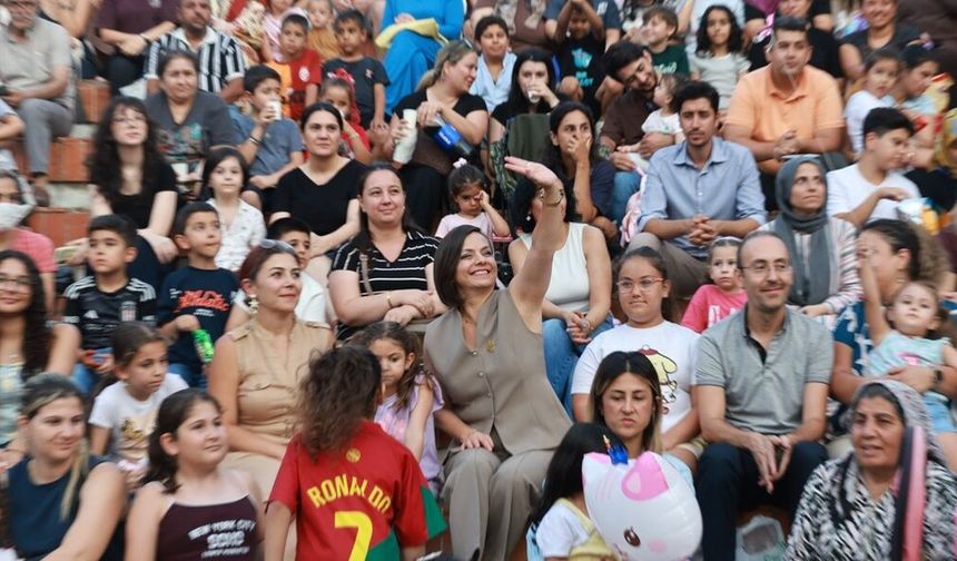 Karabağlar'da yaz akşamları şenleniyor! "Neşeli Sokaklar, Mutlu Çocuklar Şenliği" mahalle mahalle devam ediyor