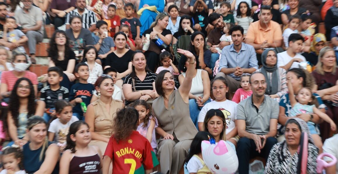 Karabağlar'da yaz akşamları şenleniyor! "Neşeli Sokaklar, Mutlu Çocuklar Şenliği" mahalle mahalle devam ediyor
